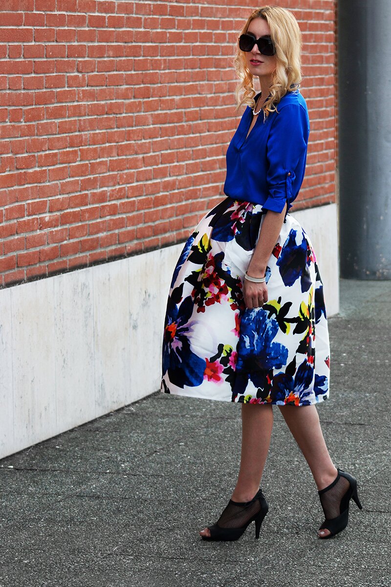 Fashion blogger Aurora Berill wearing floral print midi skirt and a pair of black mesh heels