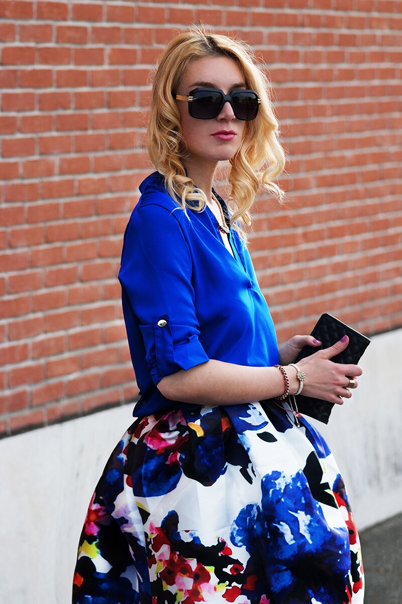 Fashion blogger Aurora Berill wearing a midi floral skirt and a pair of FREYRS retro aviators