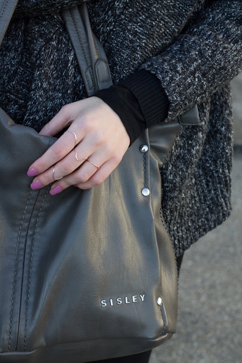 Fashion blogger Aurora Berill wearing contemporary jewelry, a set of 4 rings from Nikki Stark Jewellery and a Sisley bag