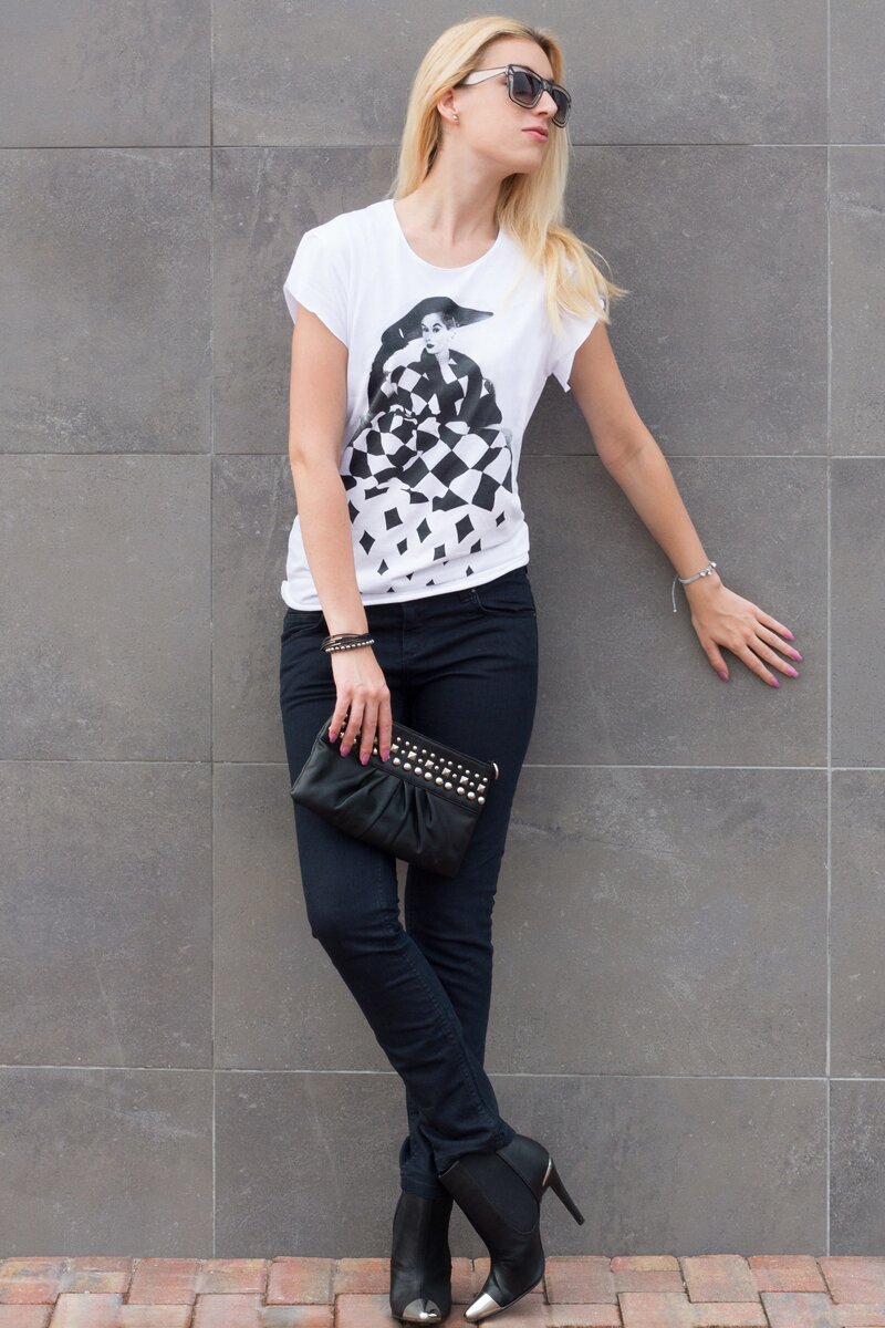 Fashion blogger Aurora Berill wearing a graphic tee outfit