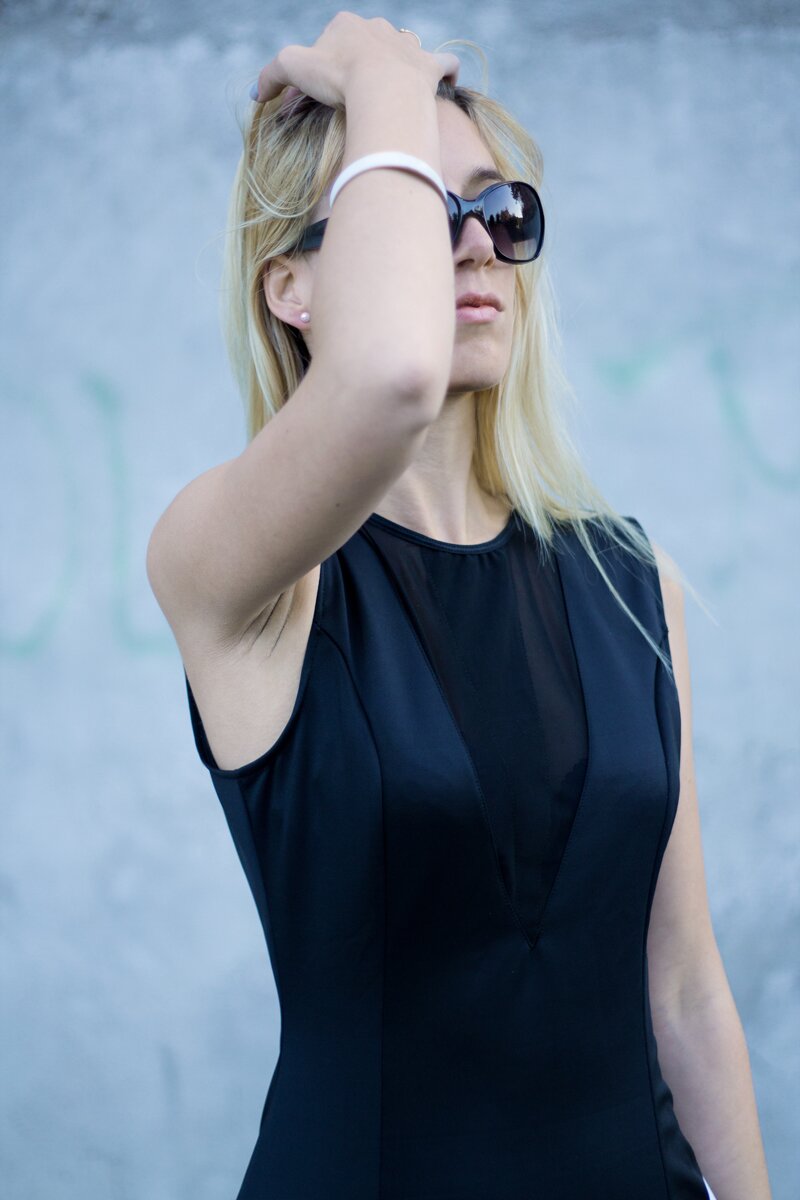 Fashion blogger Aurora Berill wearing a black monochrome outfit with H&M sunglasses