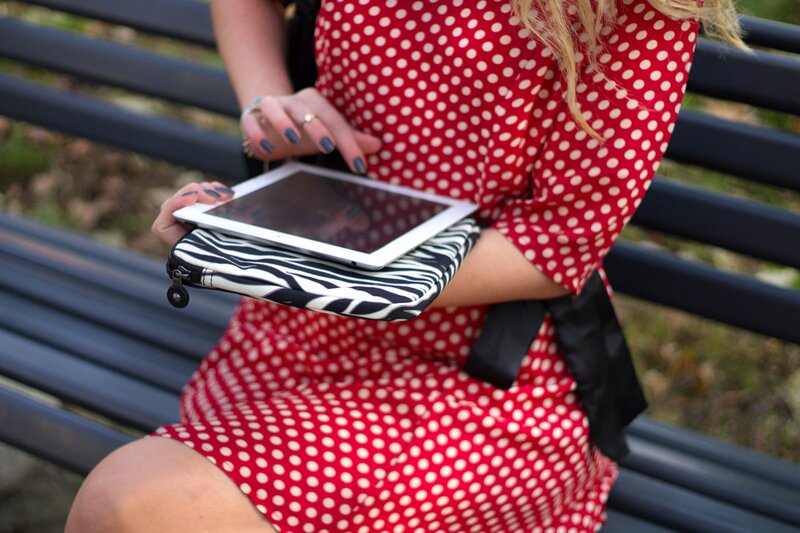 Fashion blogger Aurora Berill using a Kipling iPad sleeve for her iPad Air