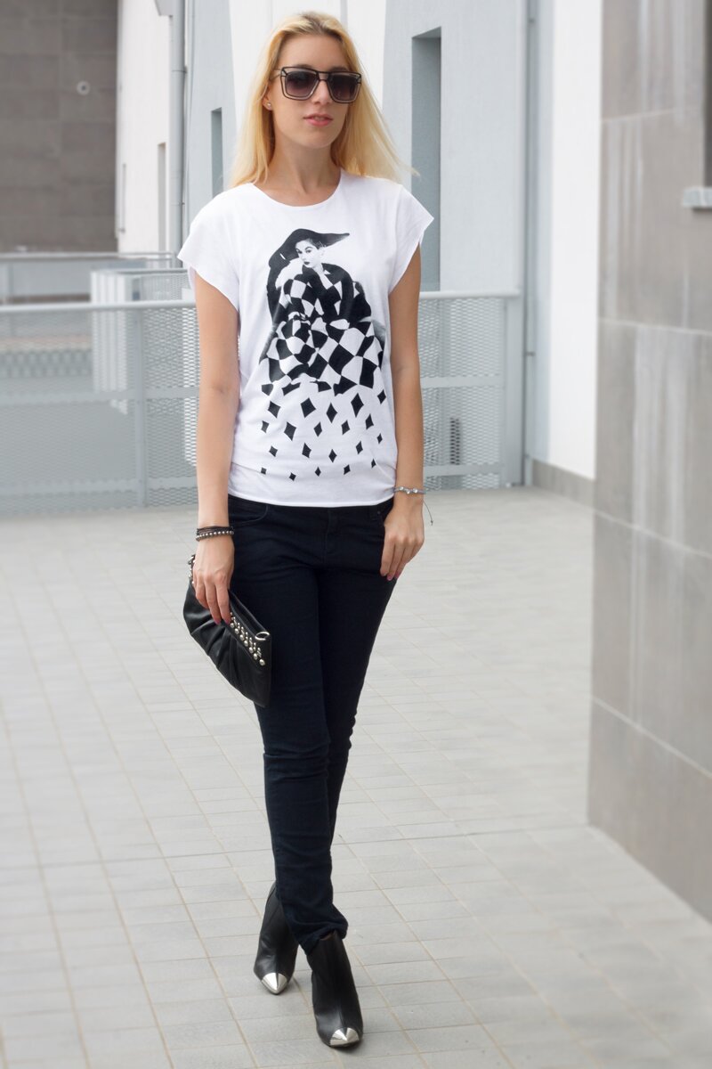 Fashion blogger Aurora Berill showing a monochromatic dressing style with a pochette bag
